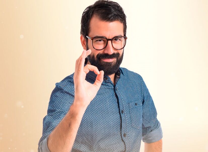 Der Mann ist zufrieden mit der Penisvergrößerung mit Limonade.