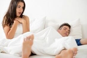 Frau überrascht über vergrößerten Penis eines Jungen